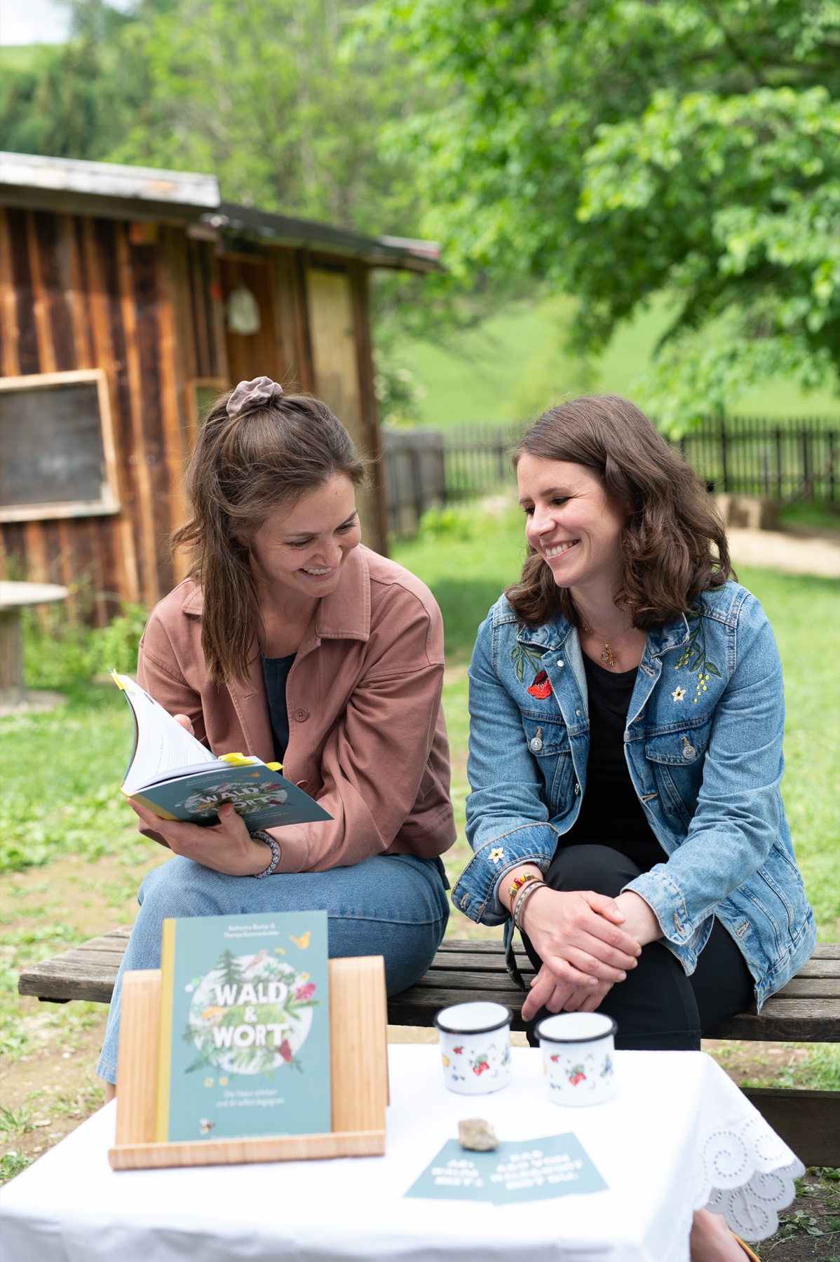Katharina Bacher und Theresa Sommerbichler mit dem Buch WALD & WORT